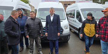20 de microbuze electrice noi, predate comunelor din zona de munte a județului Buzău