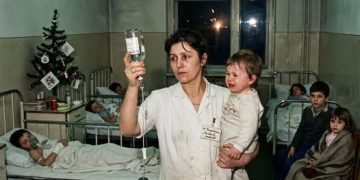 Povestea unei asistente din Buzău, virală pe Facebook: „În noaptea Revoluției, a ales să salveze 11 copii bolnavi”