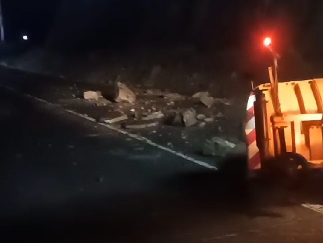 Pericol de căderi de pietre pe DN 10 și circulație îngreunată în zona Sătuc