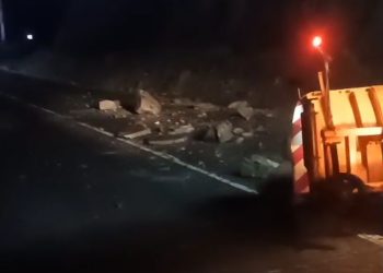 Pericol de căderi de pietre pe DN 10 și circulație îngreunată în zona Sătuc