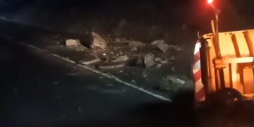 Pericol de căderi de pietre pe DN 10 și circulație îngreunată în zona Sătuc