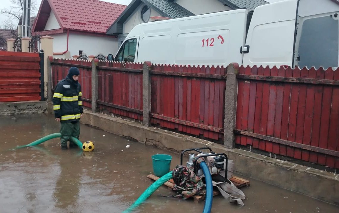 GALERIE FOTO: Inundații și alunecări de teren în Buzău: ISU în alertă maximă