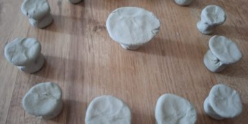 Brâncuși 150: „Brâncuși ne privește pe toți!” – copiii din grupele mijlocie „Floricelele” și mare „Buburuzele” de la Grădinița cu Program Normal Piticot Buzău celebrează arta prin activități creative realizate acasă