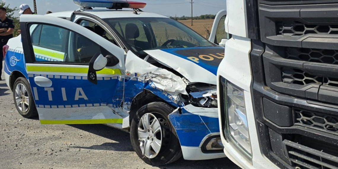 ACCIDENT GRAV ÎN BUZĂU: Autospecială de poliție zdrobită de un camion staționat. Doi tineri din echipajul mixt, transportați de urgență la spital