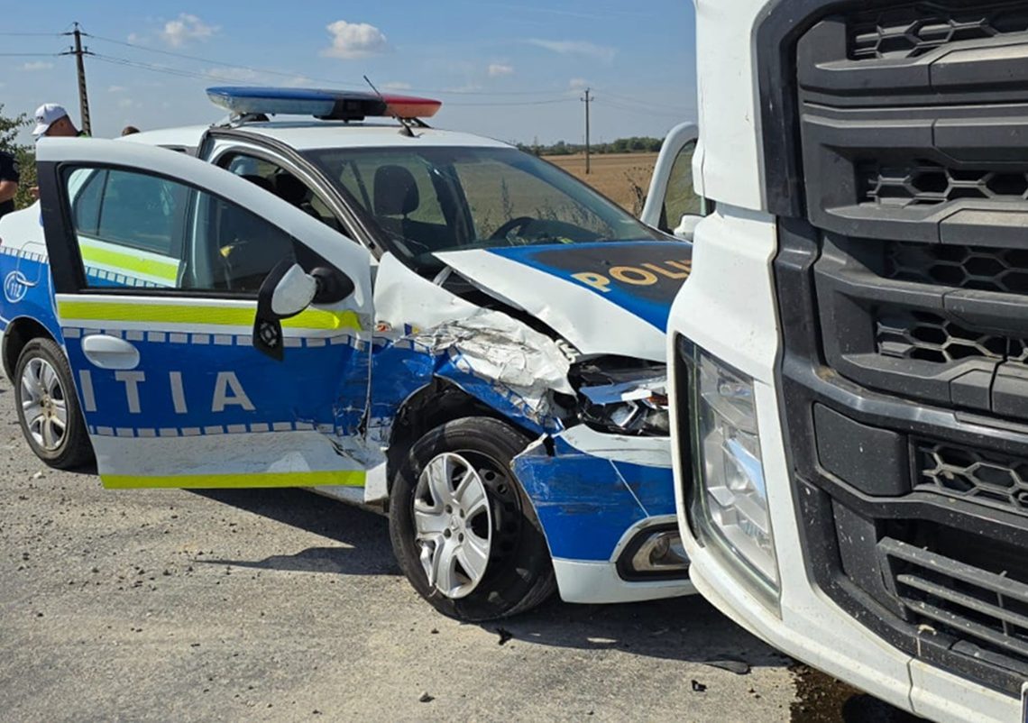 ACCIDENT GRAV ÎN BUZĂU: Autospecială de poliție zdrobită de un camion staționat. Doi tineri din echipajul mixt, transportați de urgență la spital