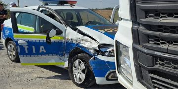ACCIDENT GRAV ÎN BUZĂU: Autospecială de poliție zdrobită de un camion staționat. Doi tineri din echipajul mixt, transportați de urgență la spital